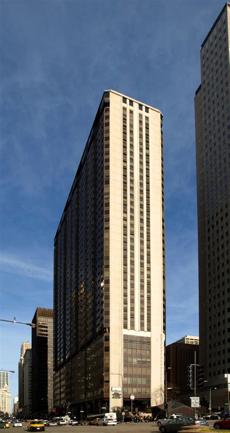 Millennium Park Plaza .
